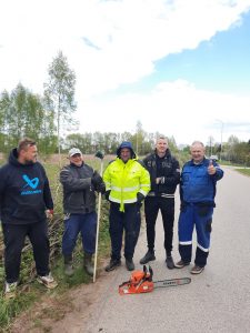 Ezīša talcinieki 10.05.2025. attīrīja galvēno ceļu no krūmiem